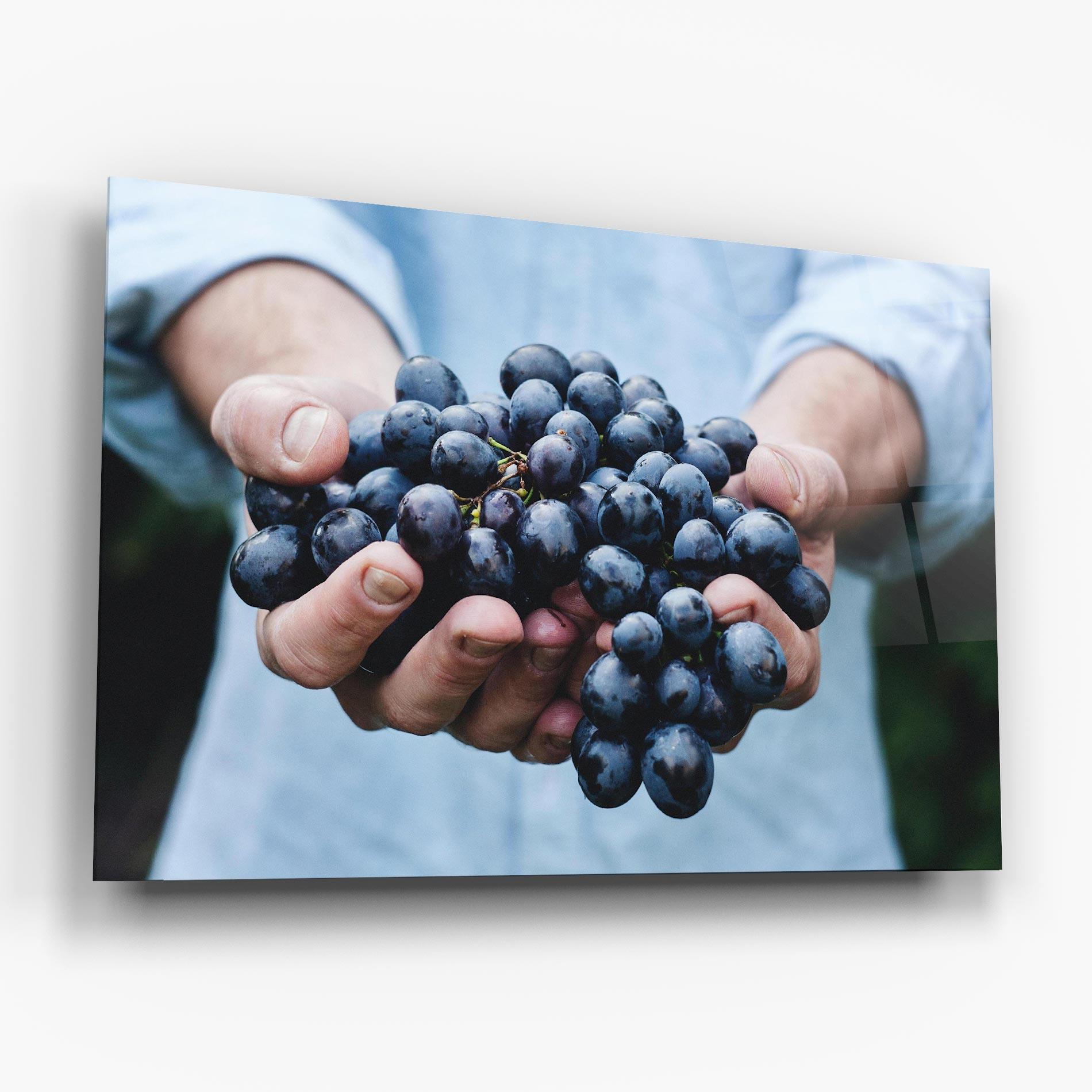 Glasbild Holding Grapes mockup 6
