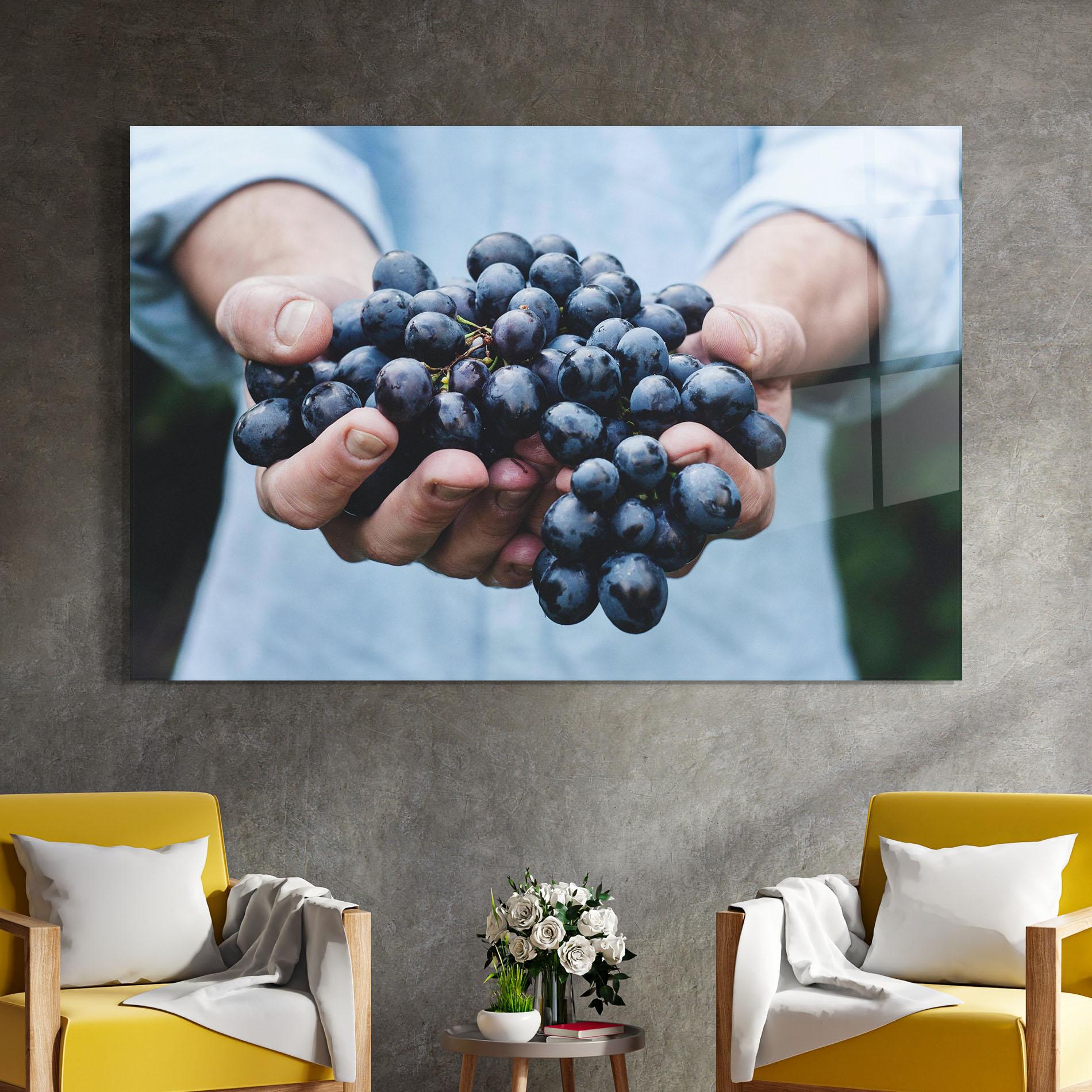 Glasbild Holding Grapes mockup 4