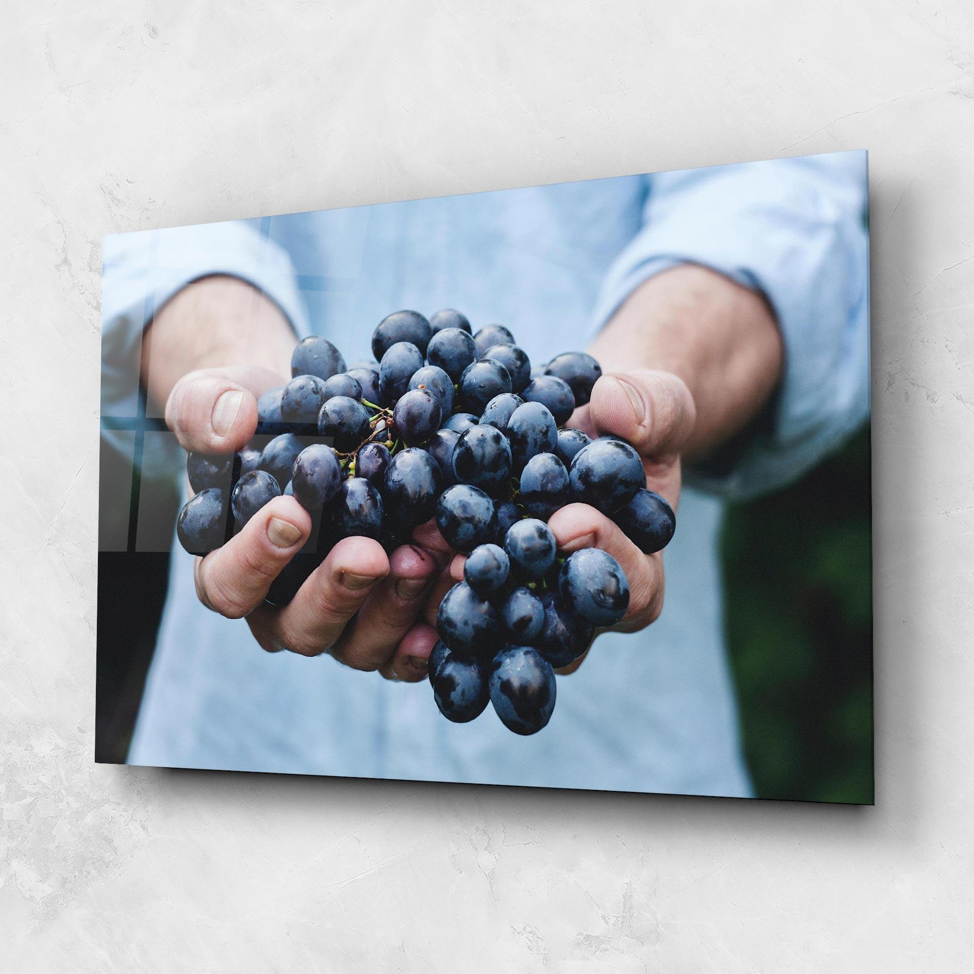 Glasbild Holding Grapes mockup 1