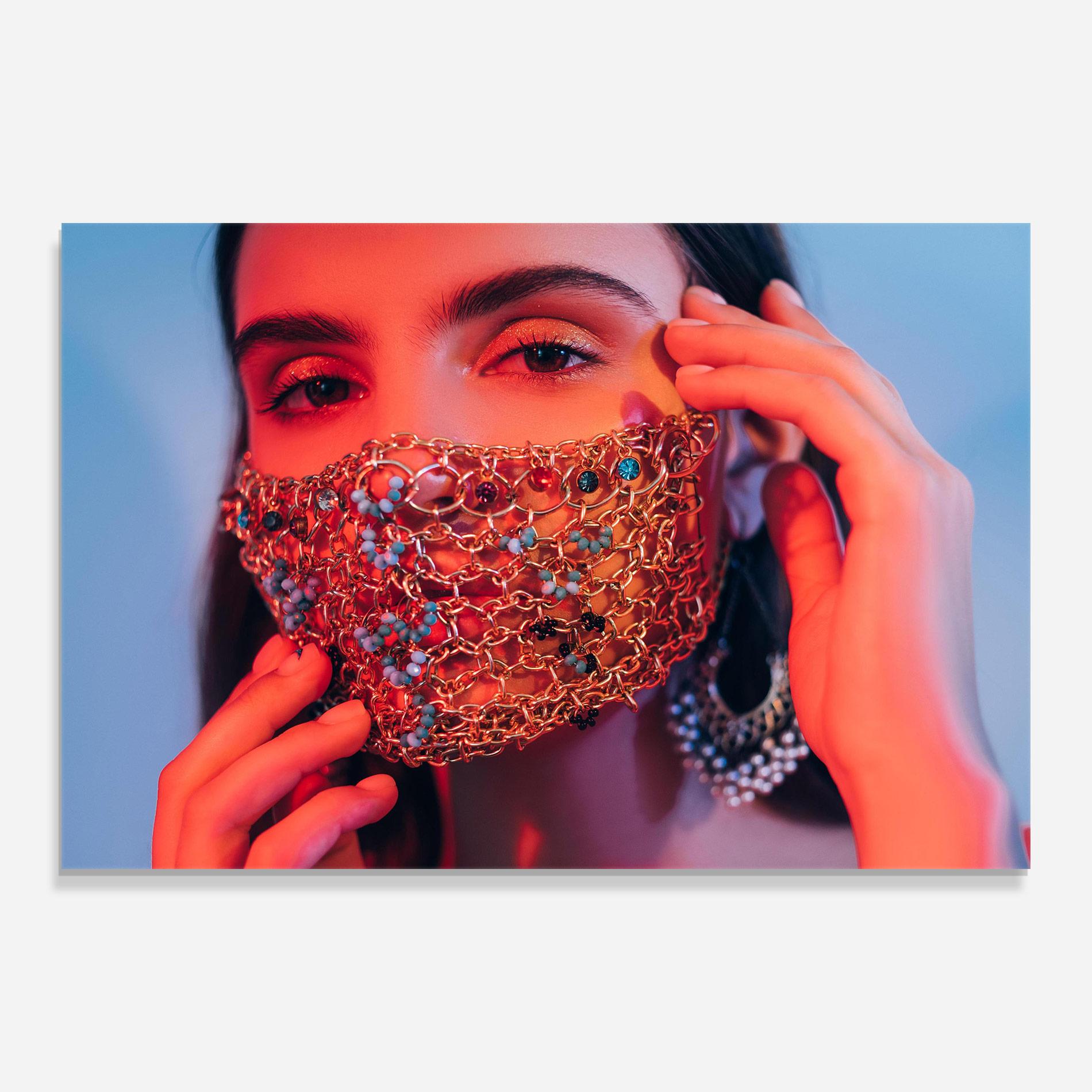 Glasbild Gold Chain Face Mask mockup 0