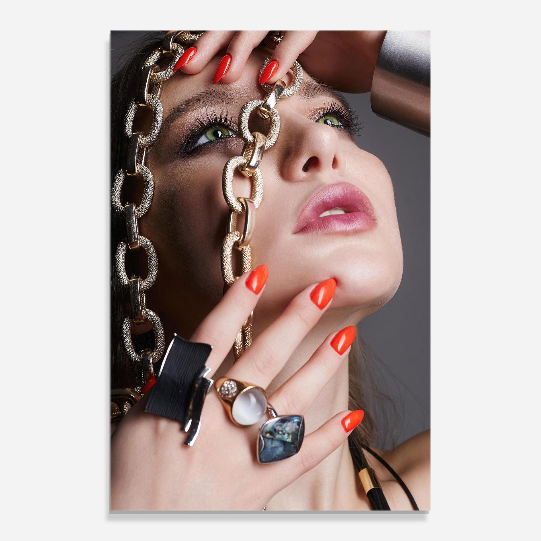 Glasbild Big Chain Woman mockup 0