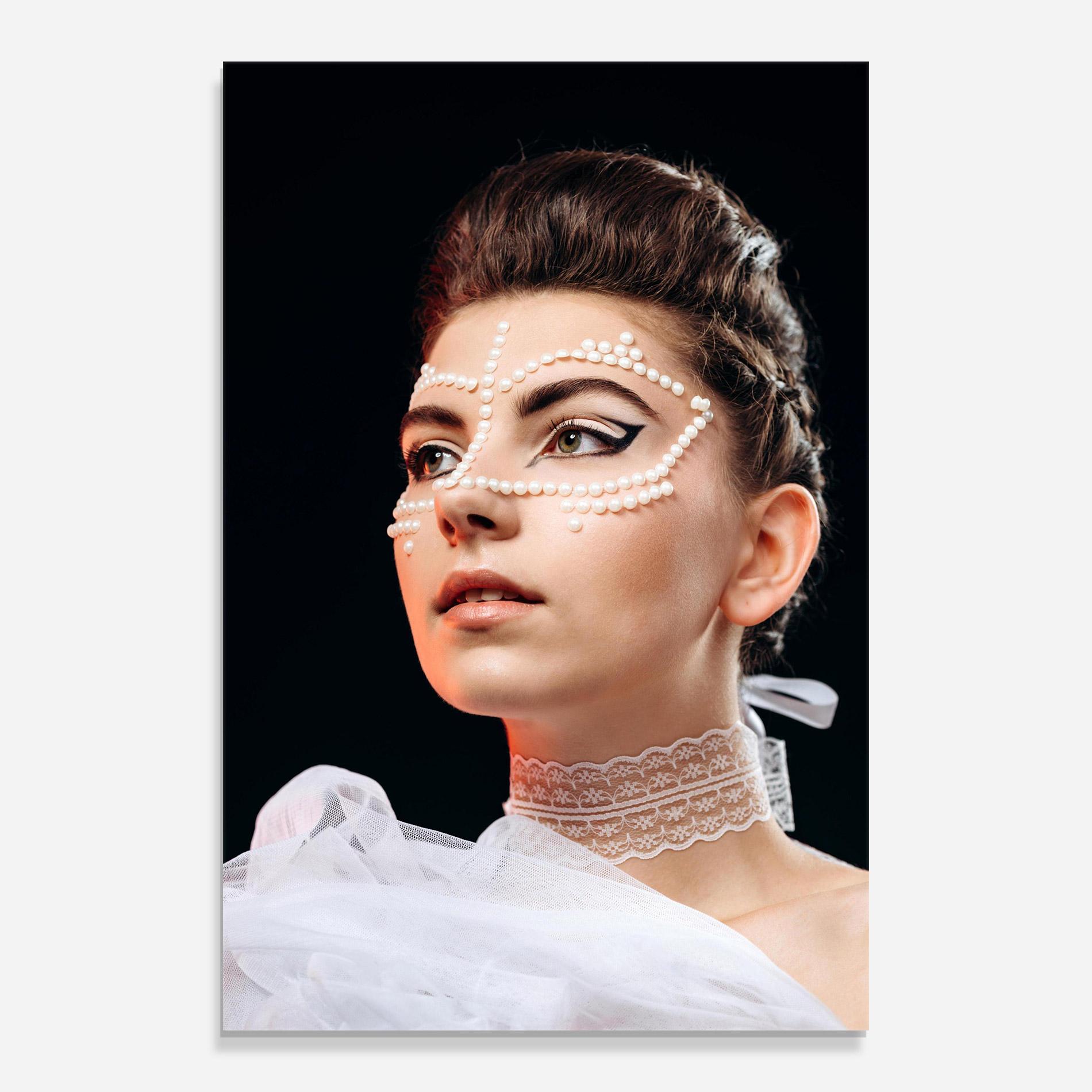 Glasbild Fashion Portrait Pearls mockup 0