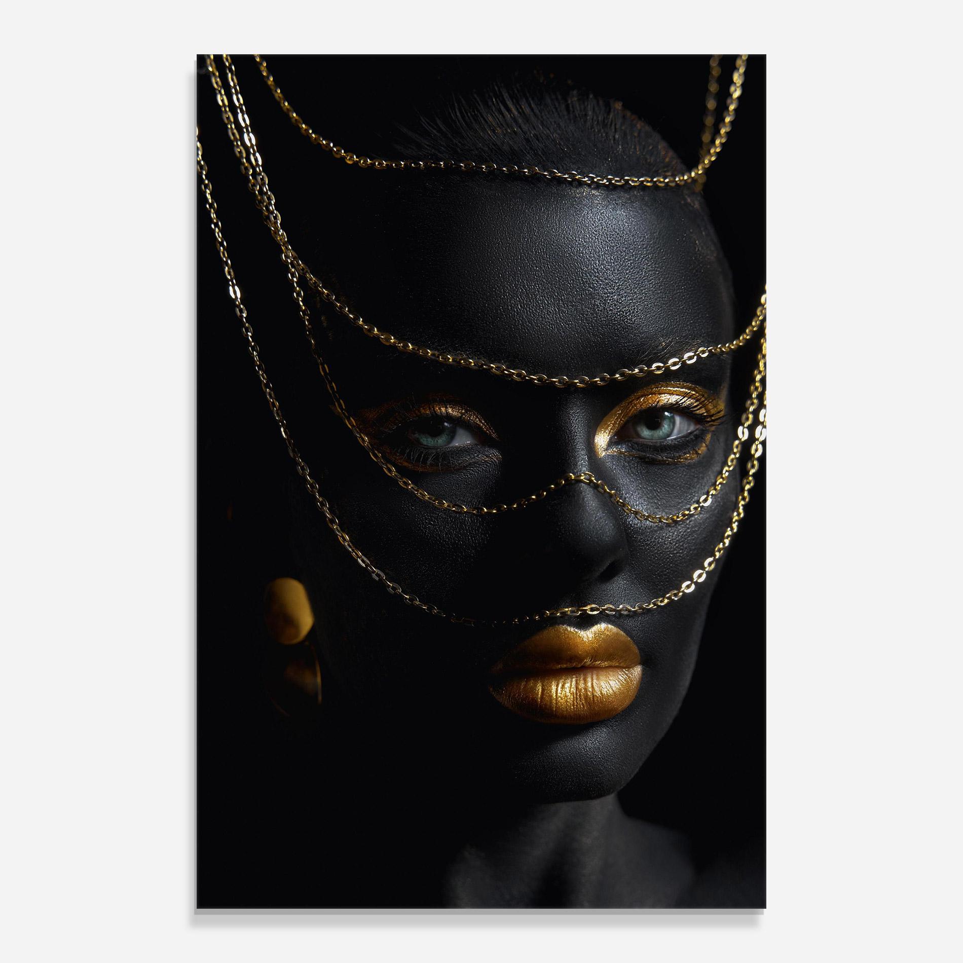 Glasbild Gold Chain Green Eyes mockup 0