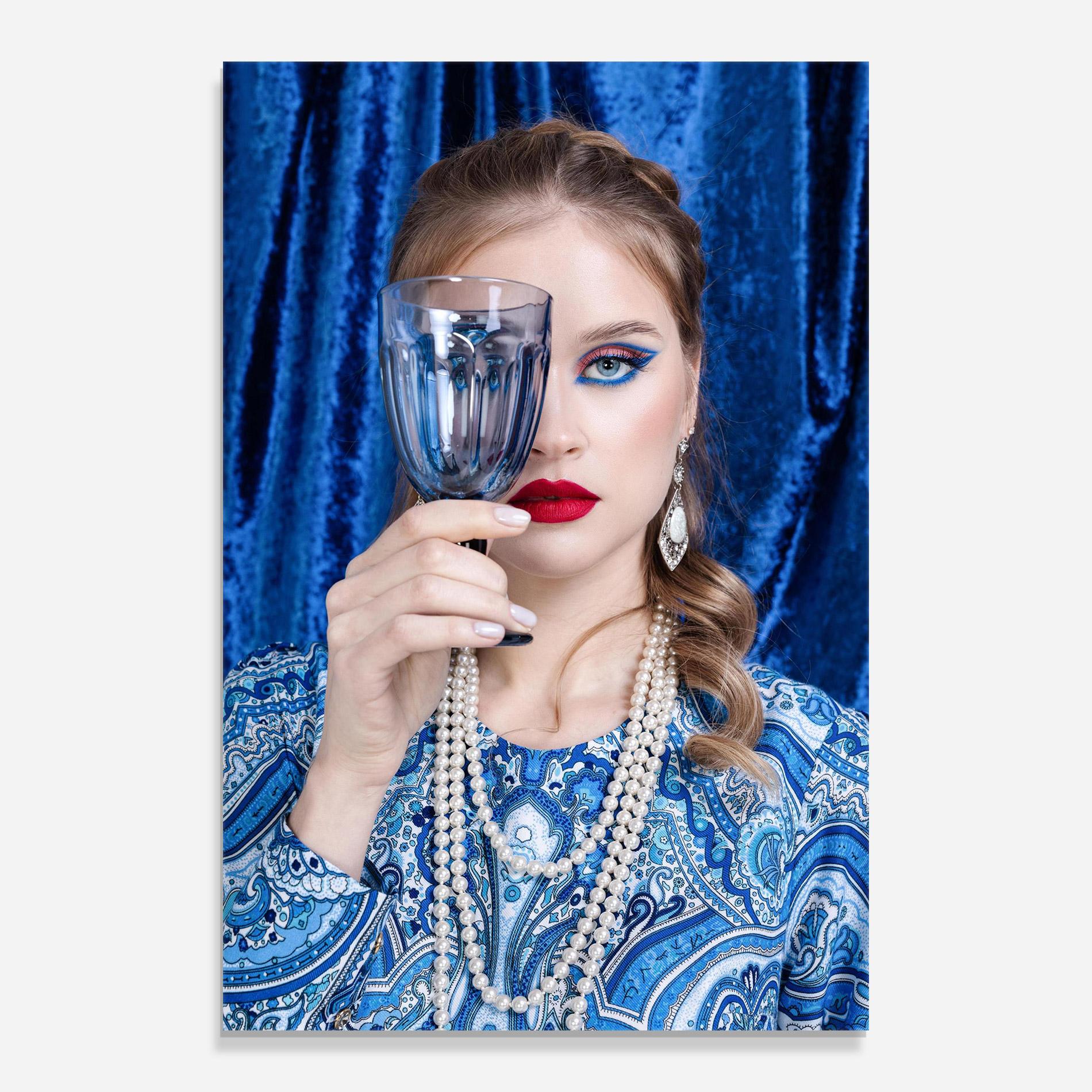 Glasbild White Pearls On Blue mockup 0