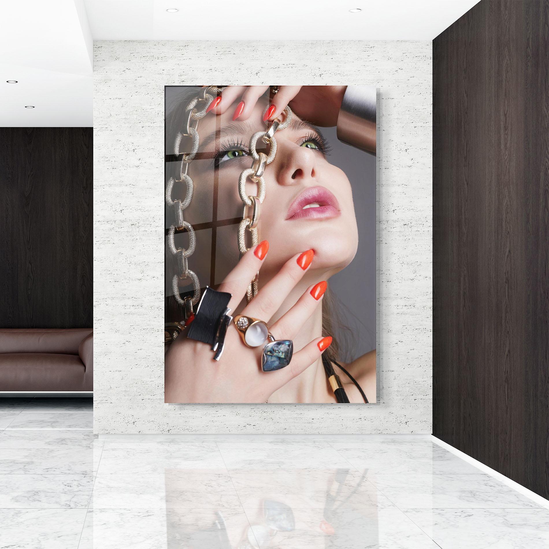 Glasbild Big Chain Woman mockup 9