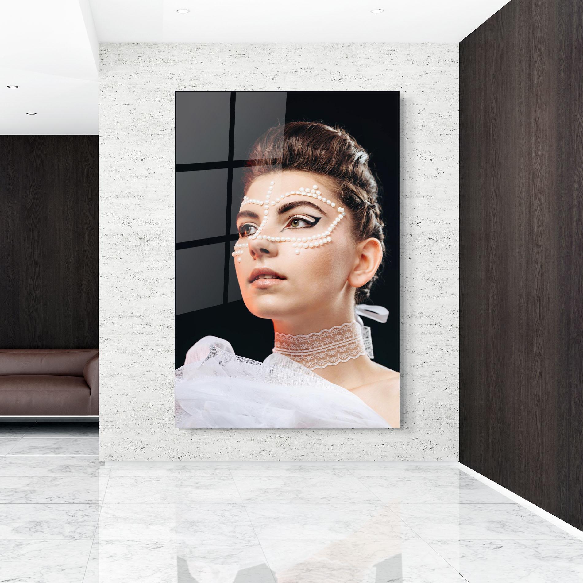Glasbild Fashion Portrait Pearls mockup 9