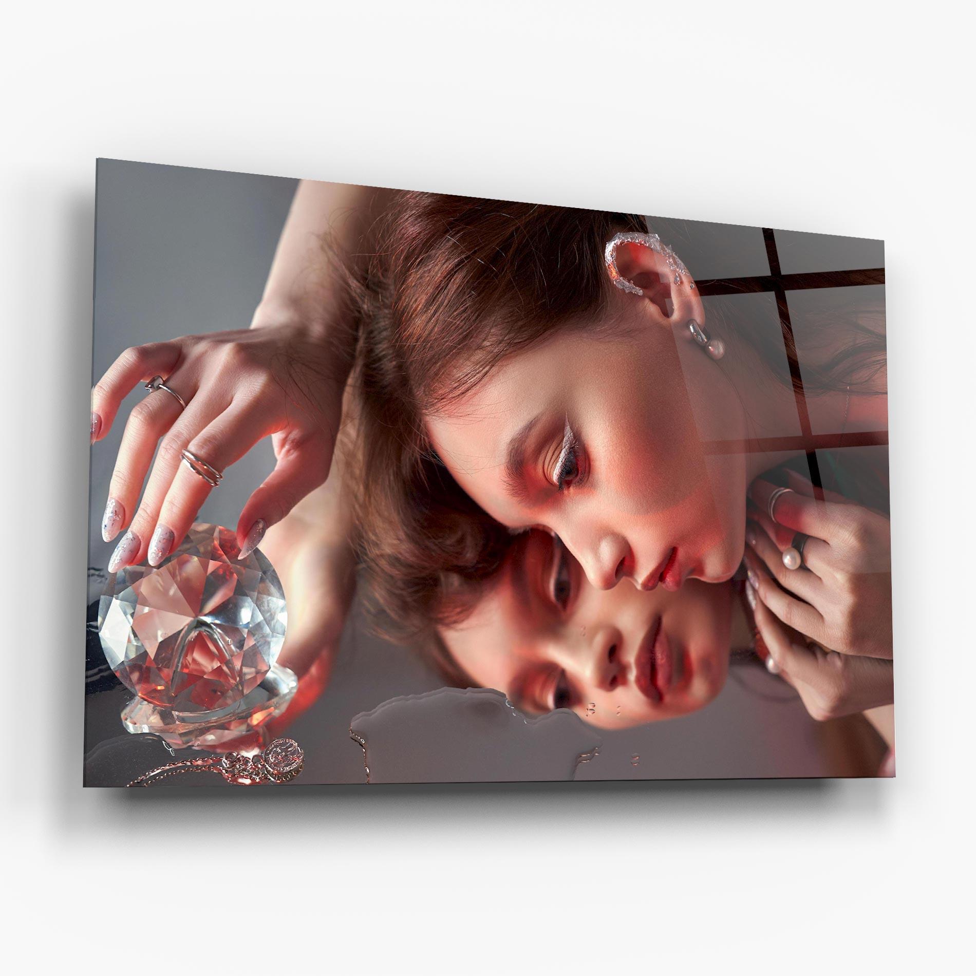 Glasbild Big Diamond Hand mockup 6