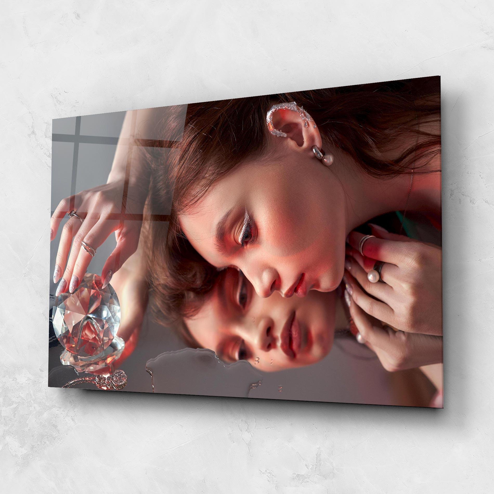 Glasbild Big Diamond Hand mockup 1