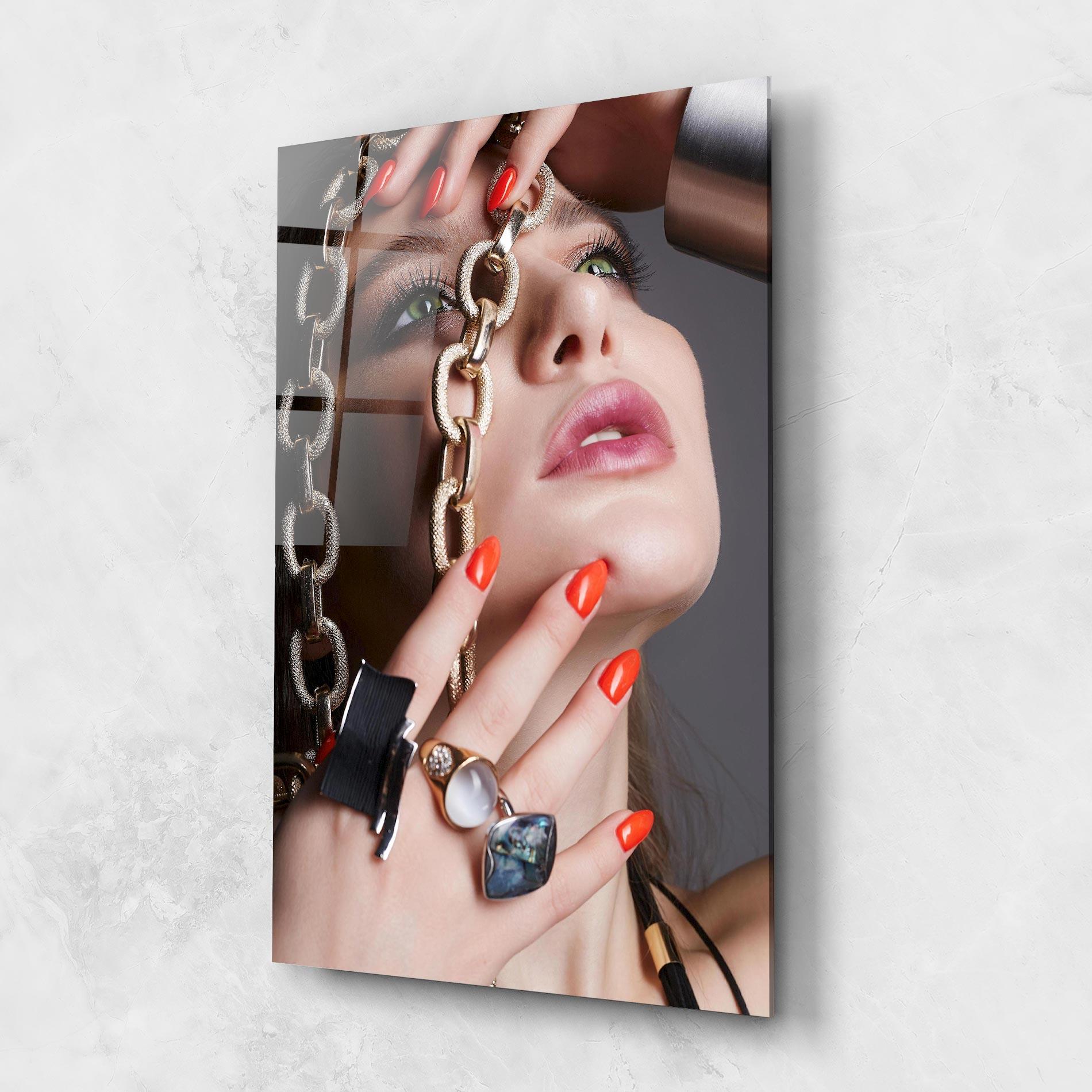 Glasbild Big Chain Woman mockup 1