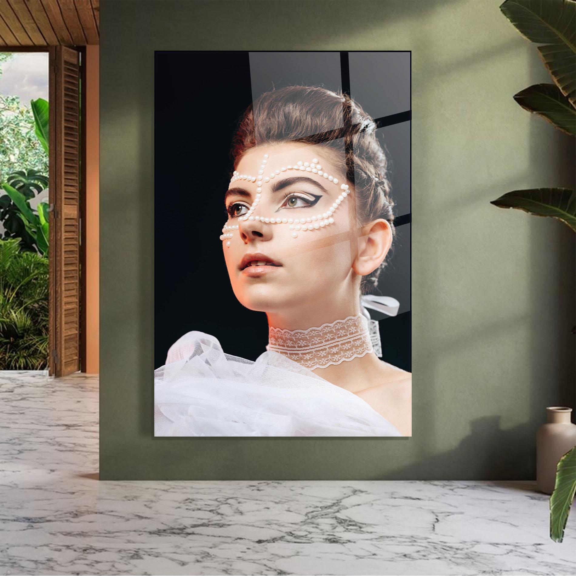Glasbild Fashion Portrait Pearls mockup 7