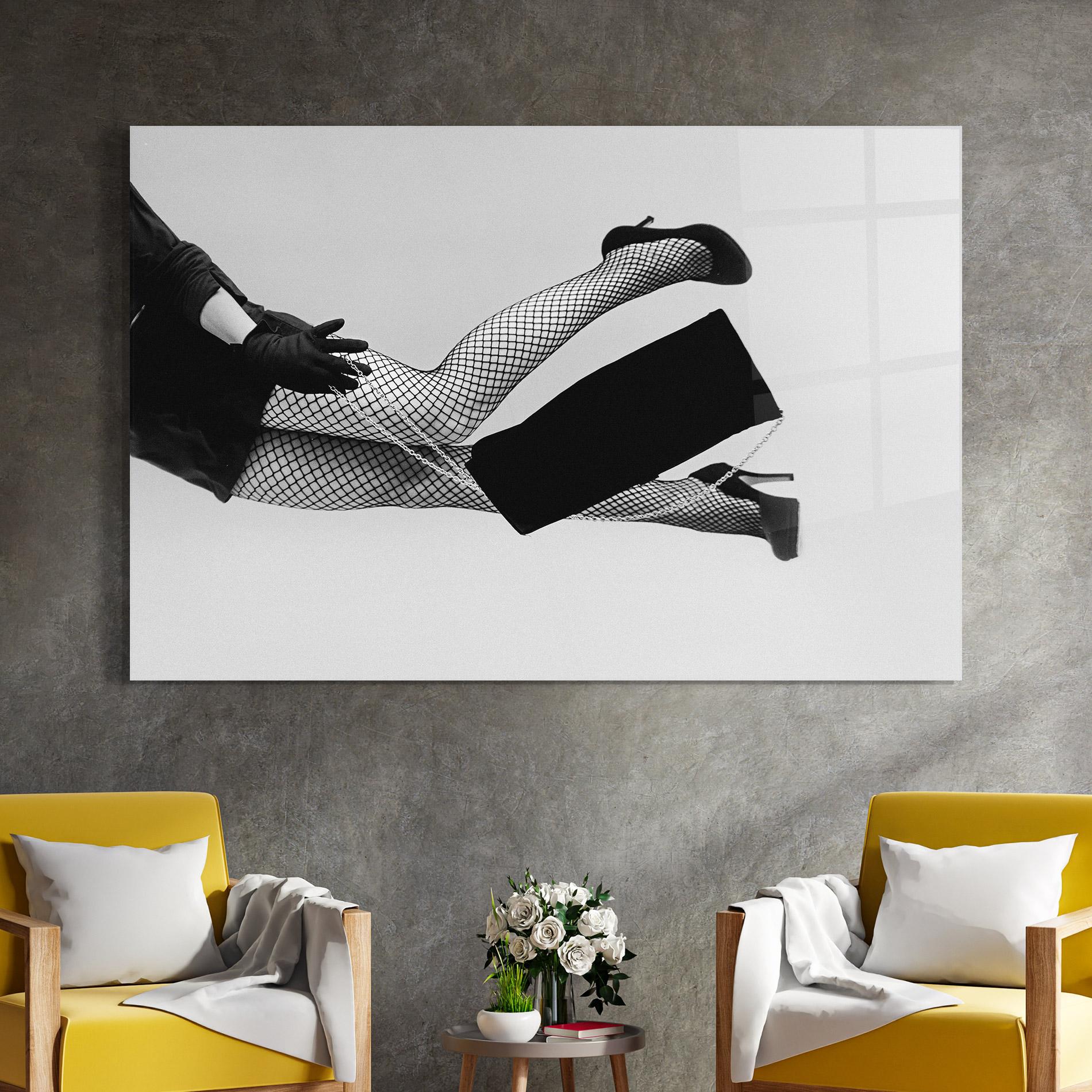 Glasbild Black Outfit Woman mockup 4