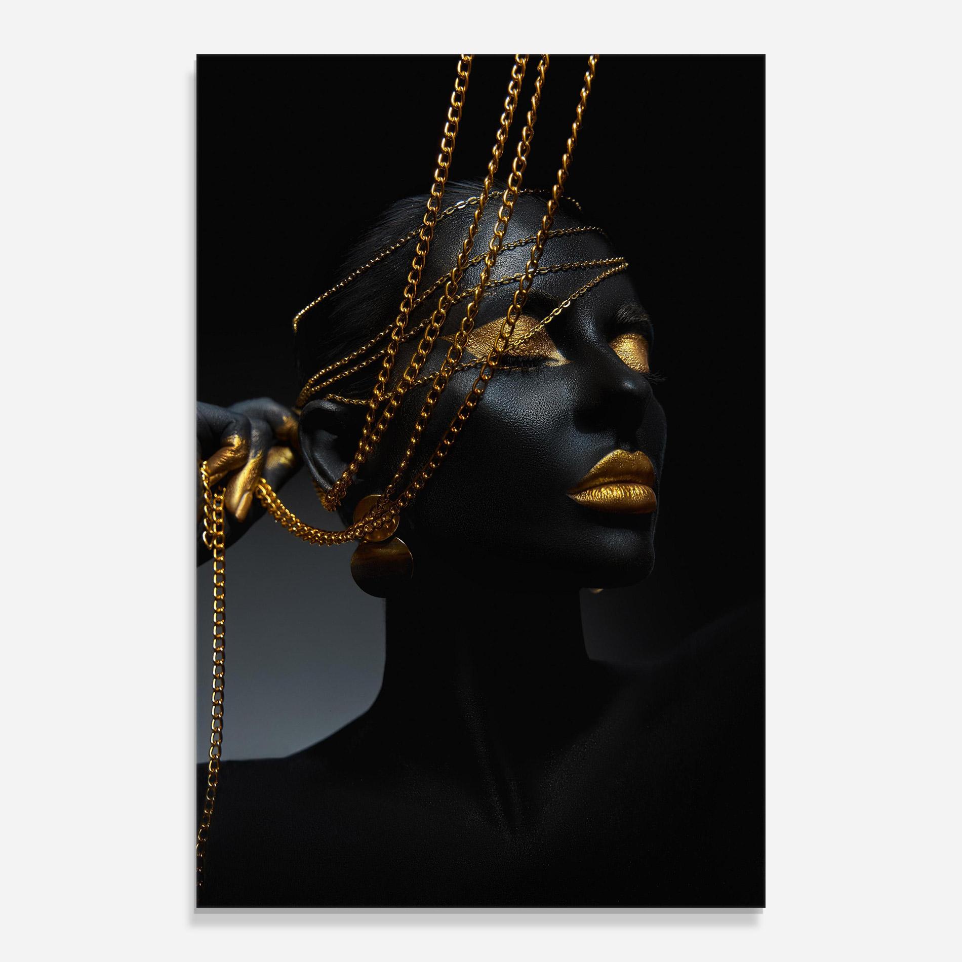 Glasbild Gold Chain Fingertips mockup 0