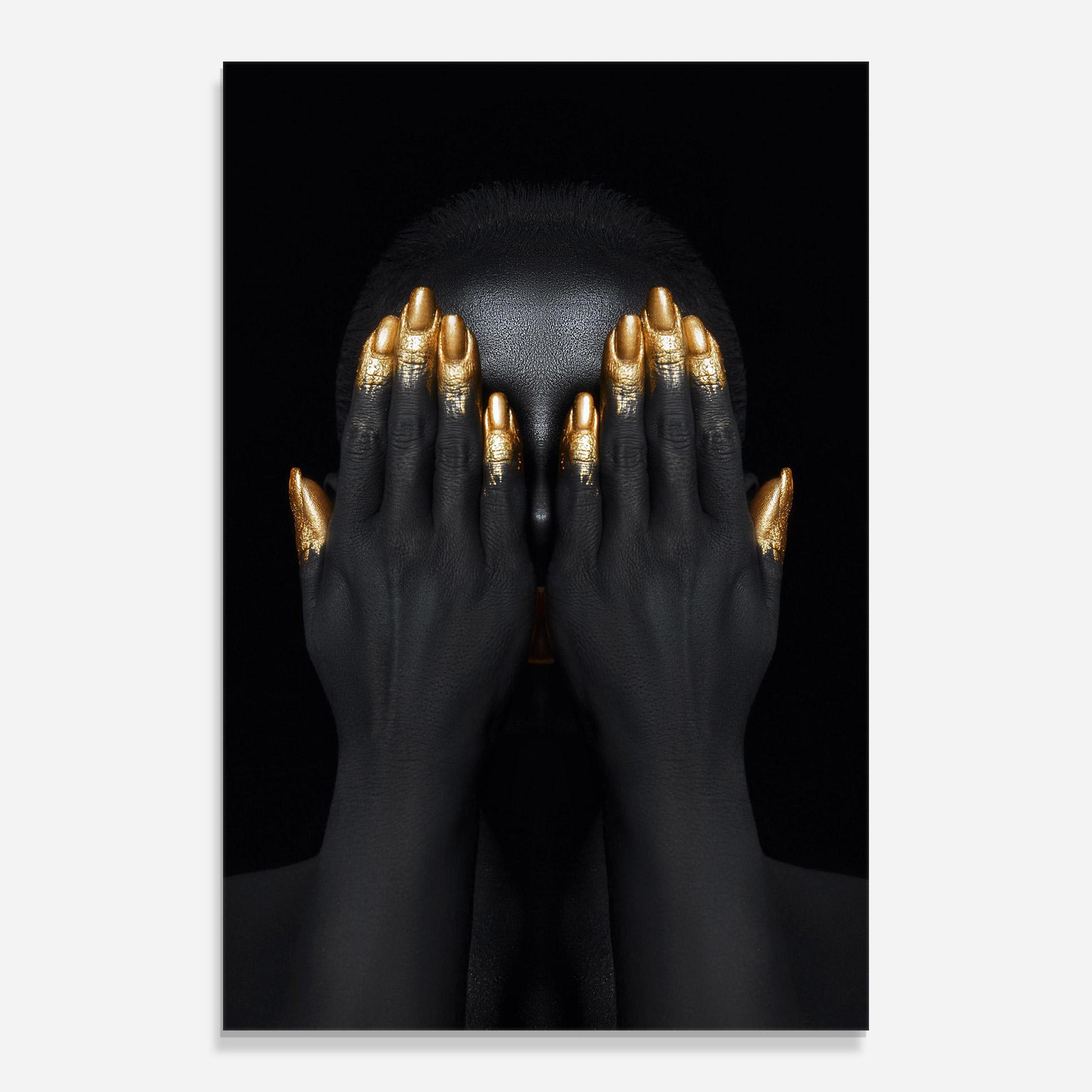 Glasbild Gold Fingertips Chain mockup 0