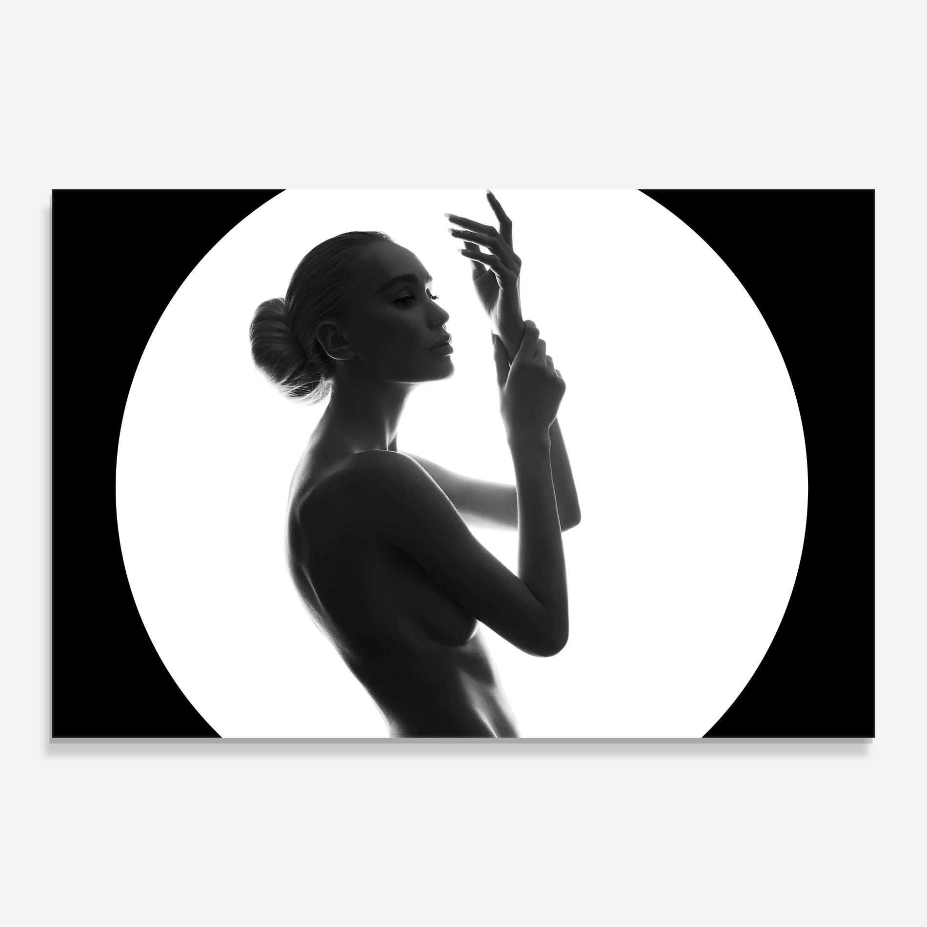 Glasbild Circle Woman Body mockup 0