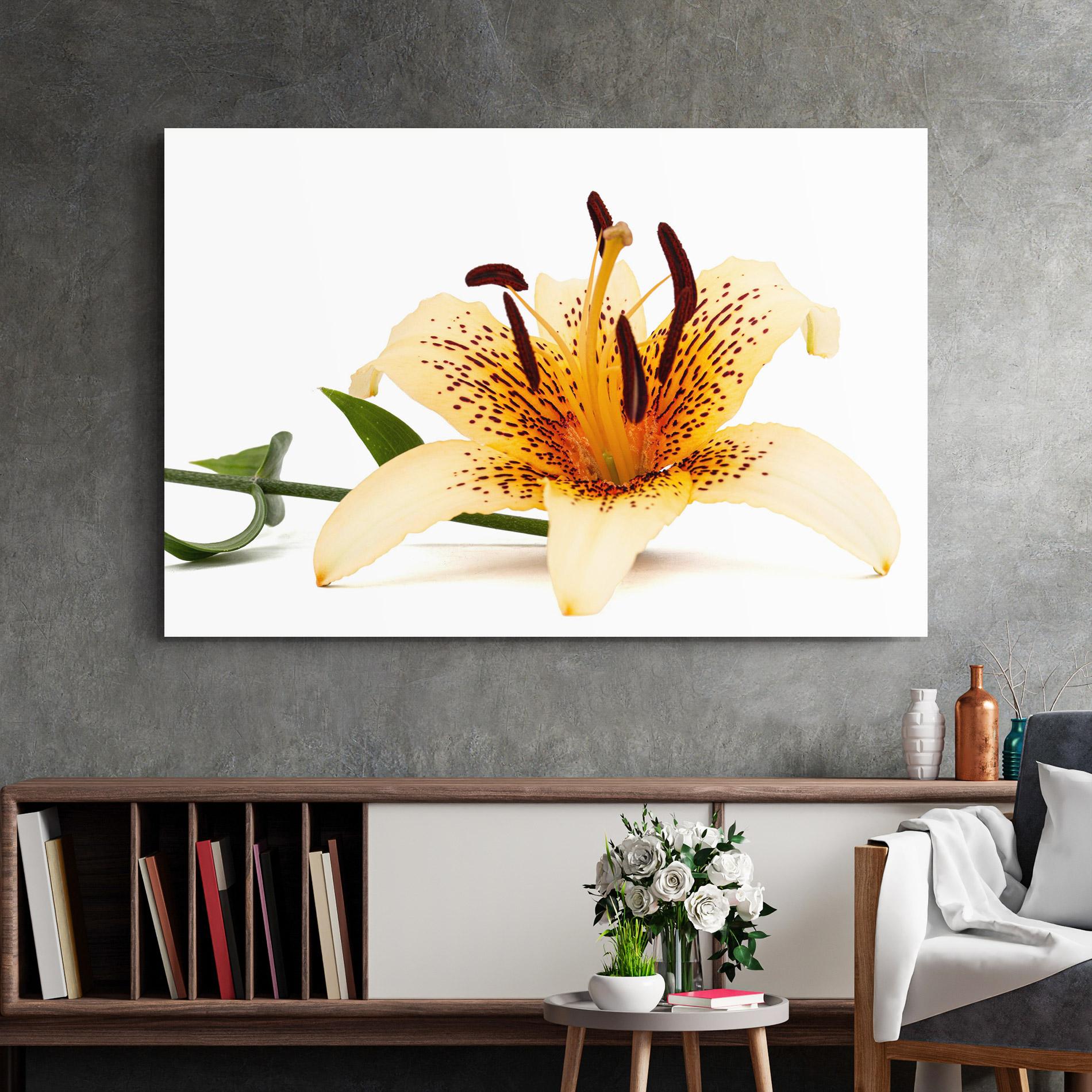 Glasbild Big Yellow Lily mockup 2