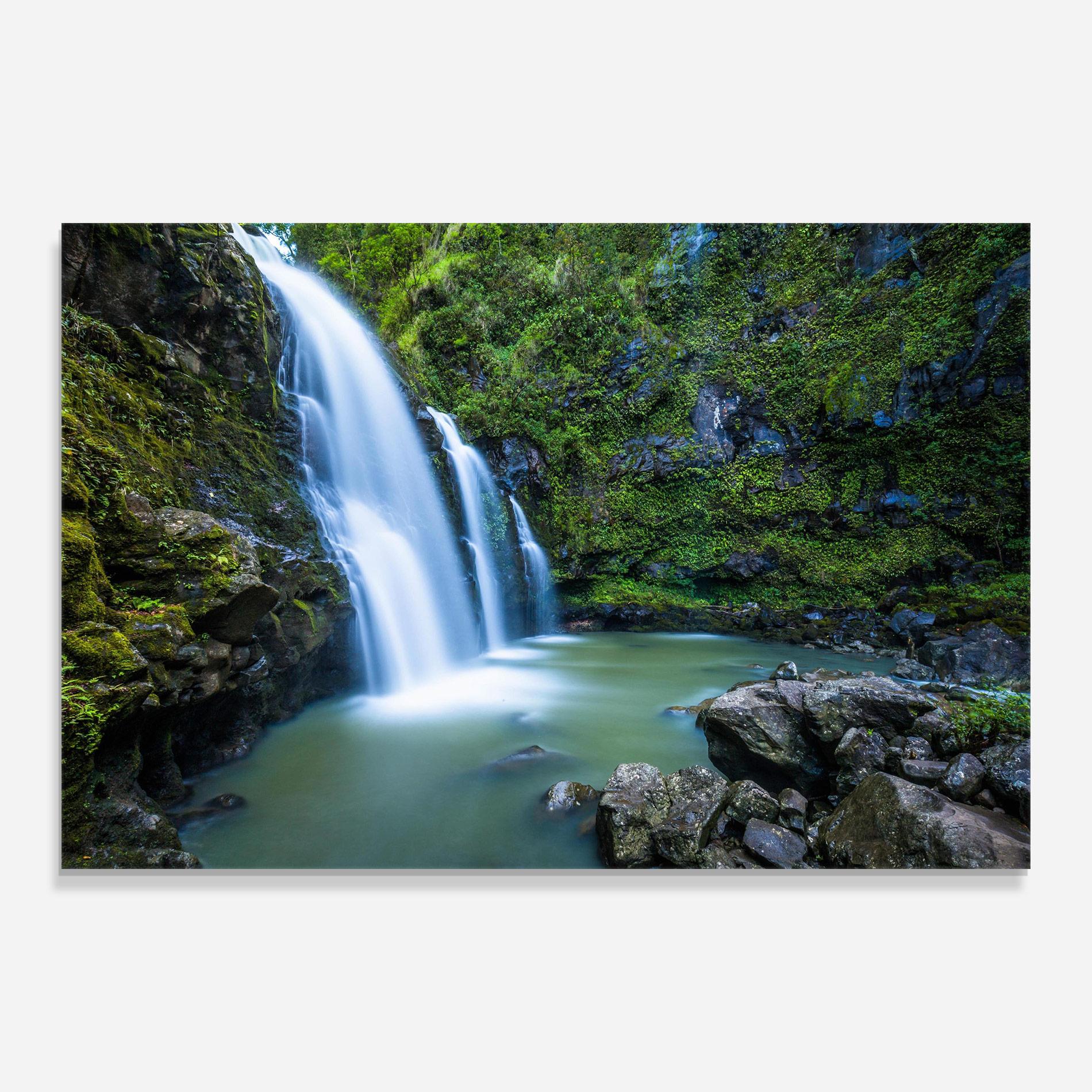 Glasbild Swimming In Waterfall mockup 0