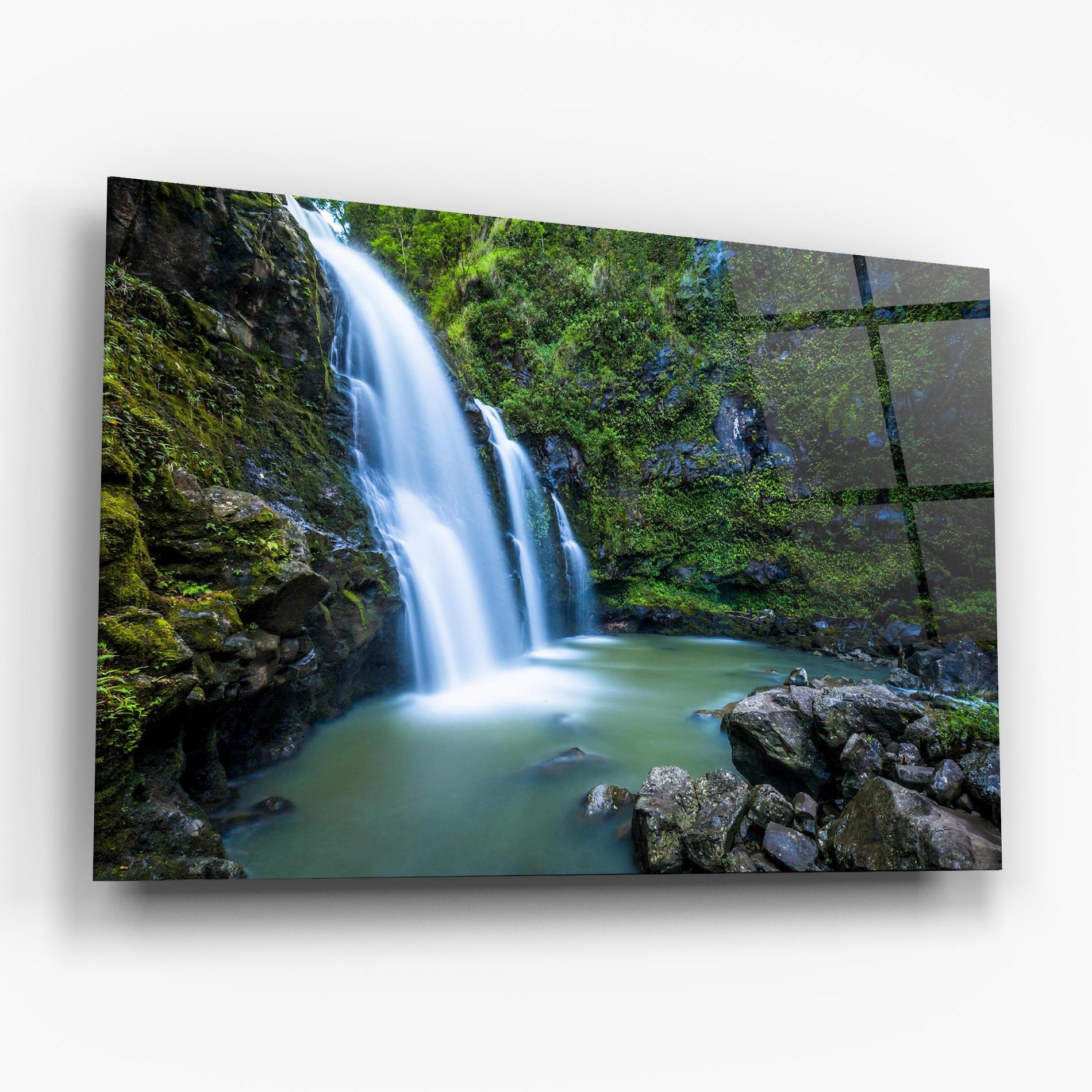 Glasbild Swimming In Waterfall mockup 6