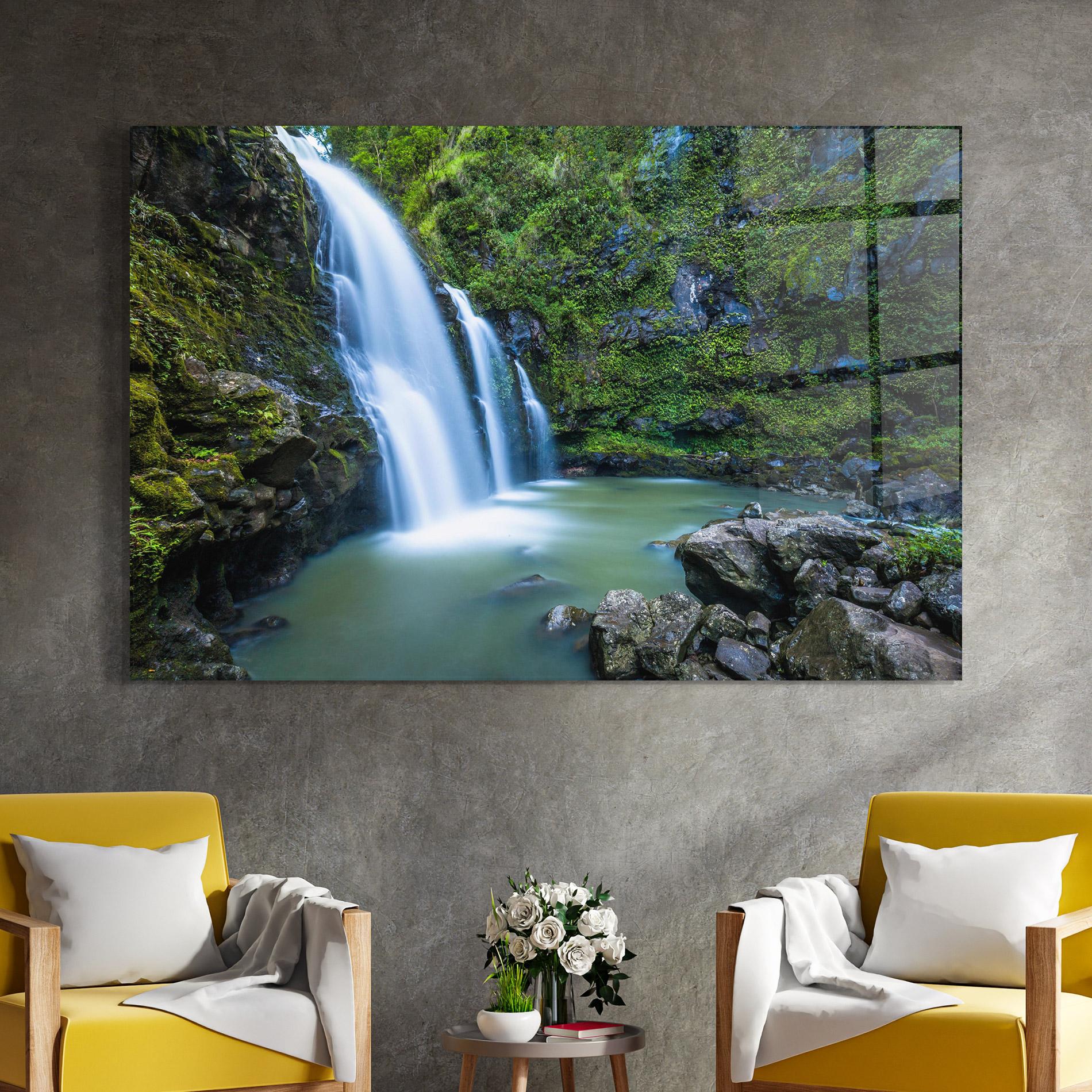 Glasbild Swimming In Waterfall mockup 4