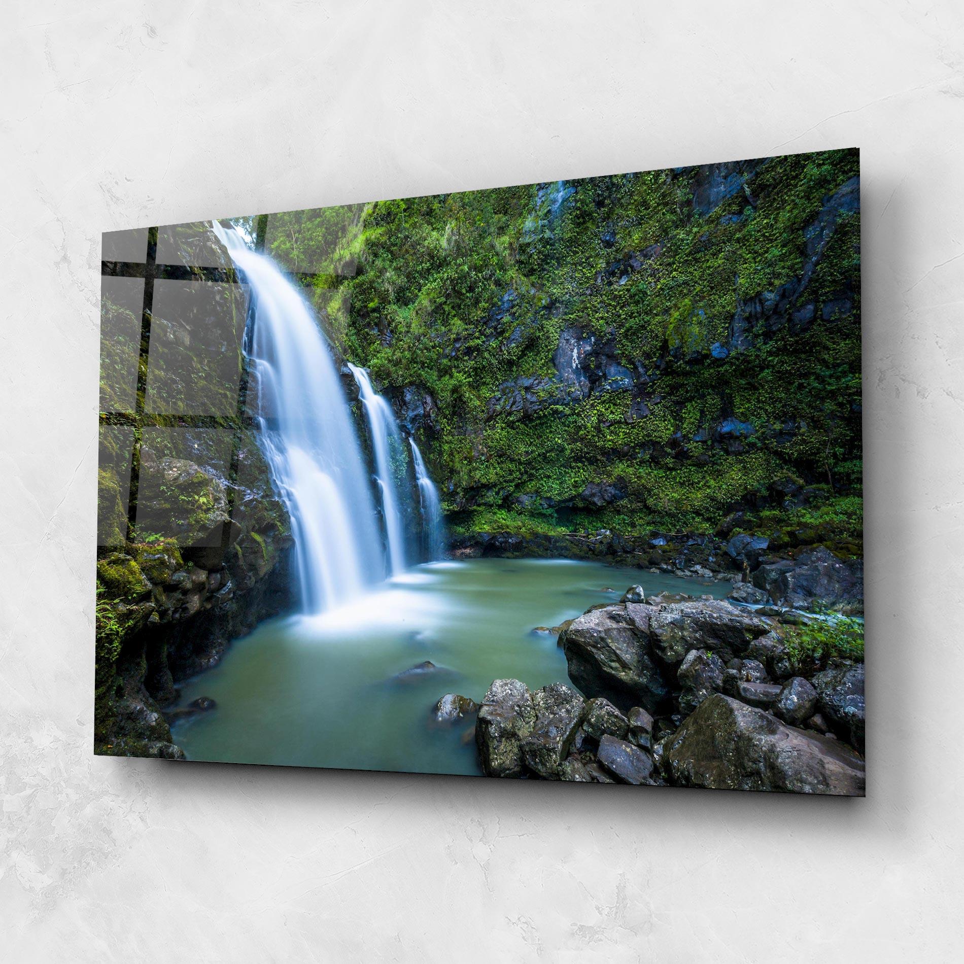 Glasbild Swimming In Waterfall mockup 1