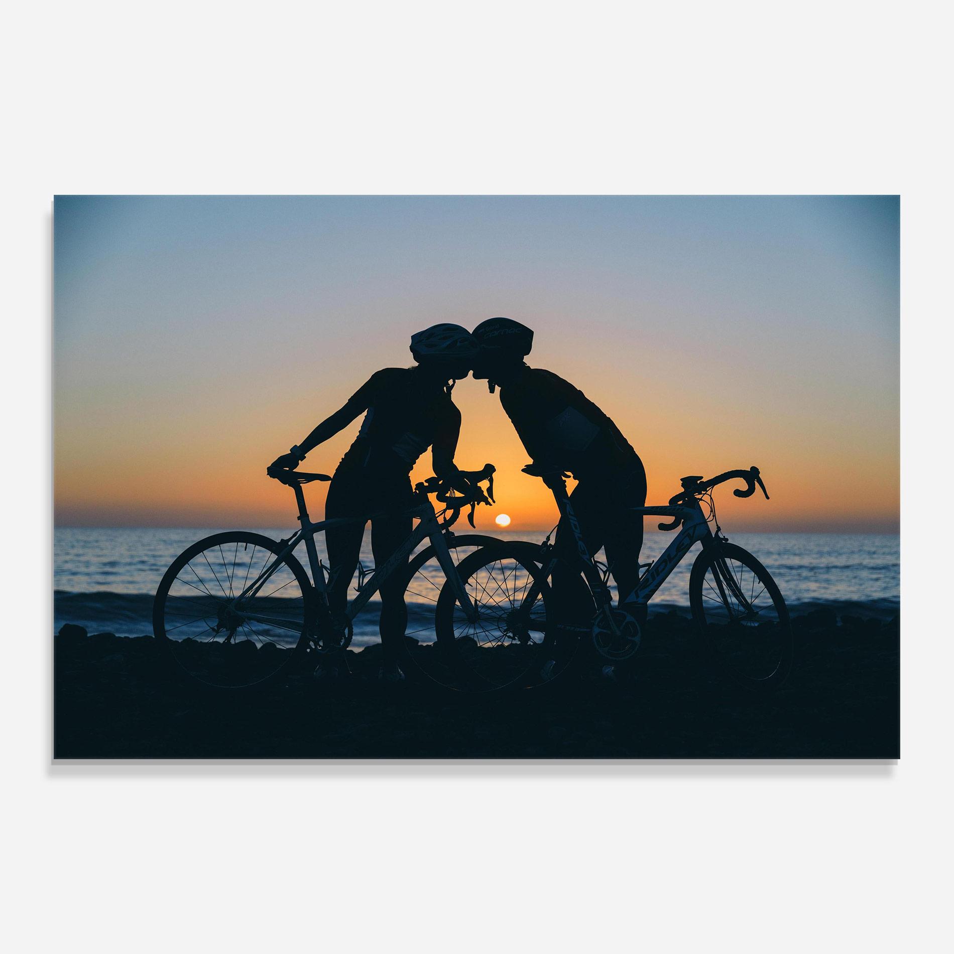 Glasbild Bike Couple Kissing mockup 0