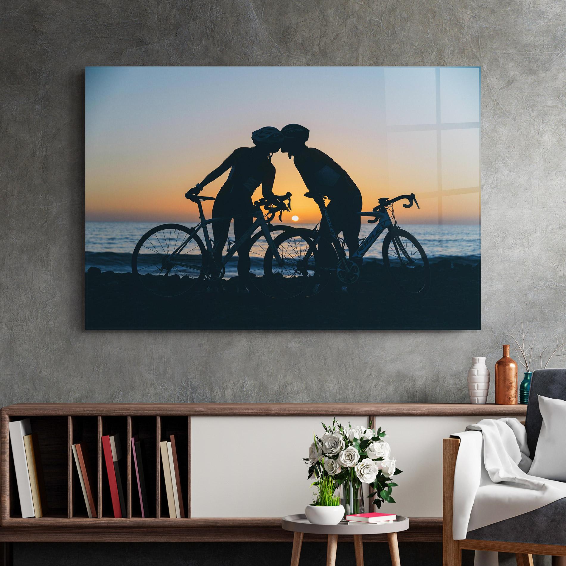 Glasbild Bike Couple Kissing mockup 2