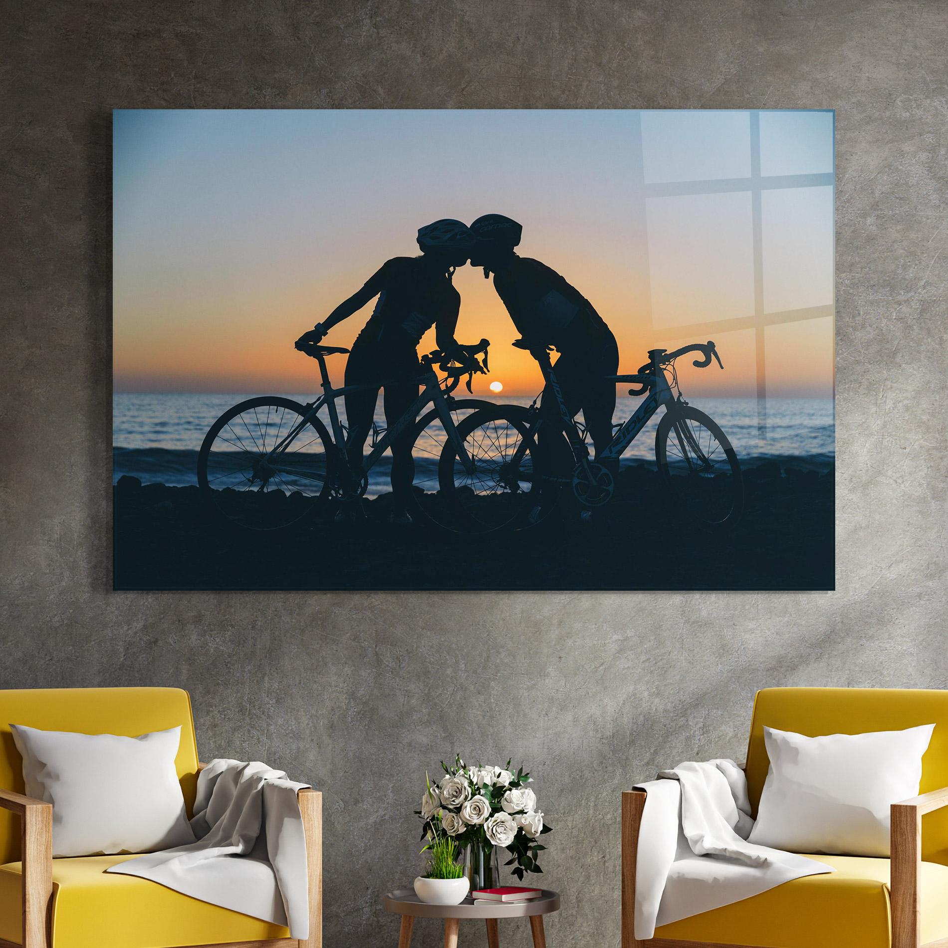 Glasbild Bike Couple Kissing mockup 4