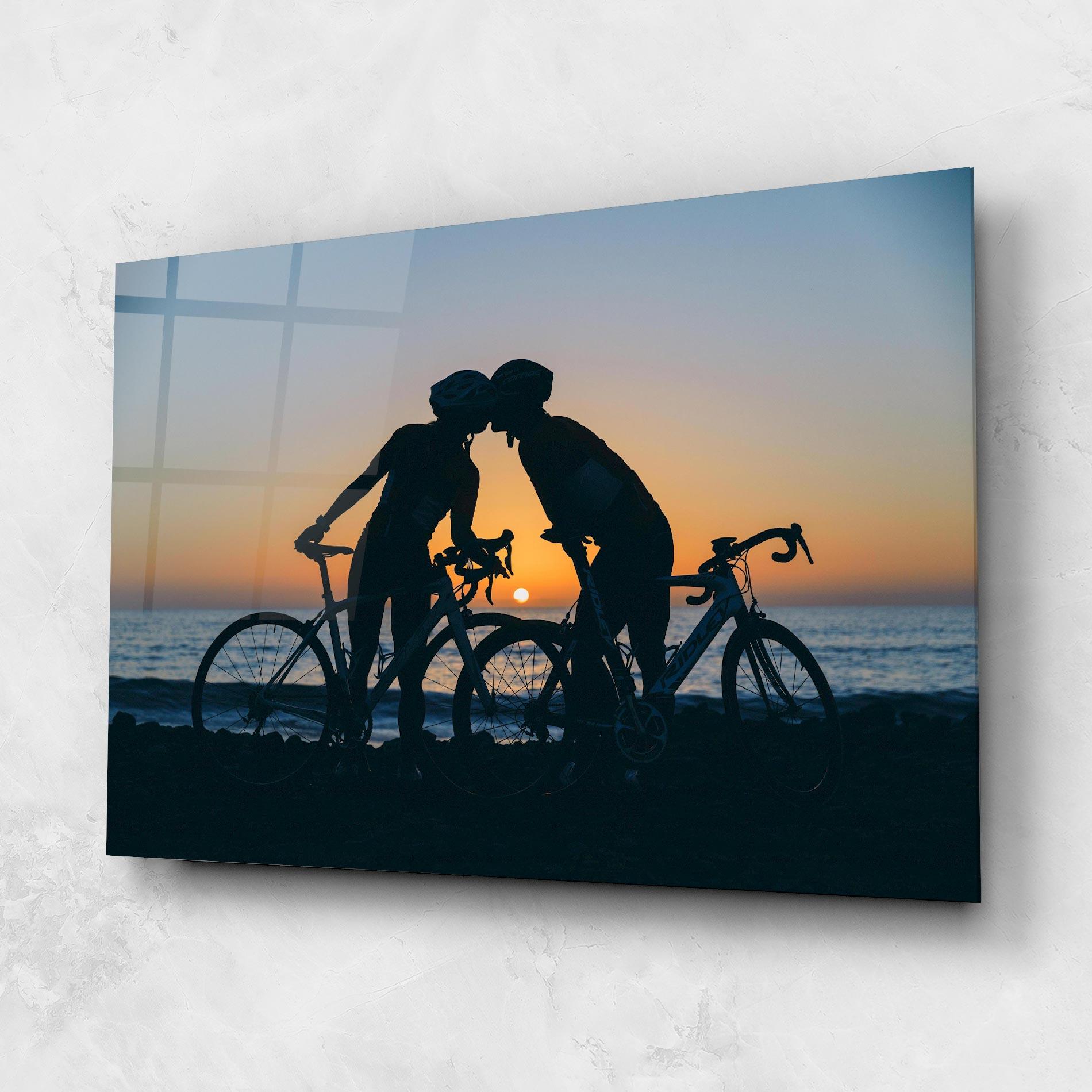 Glasbild Bike Couple Kissing mockup 1